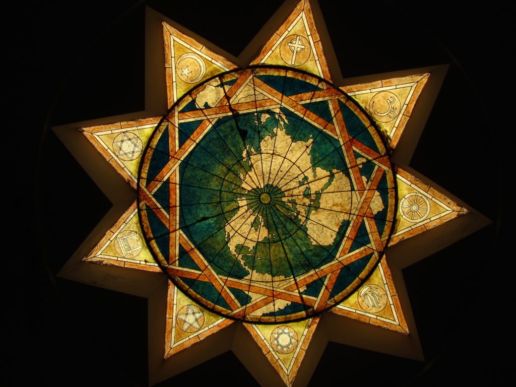 Figura 2 Uma imagem da estrela Baha i com os símbolos das principais fés do mundo representada dentro dela. 1024x768 - O Que É O Criacionismo?
