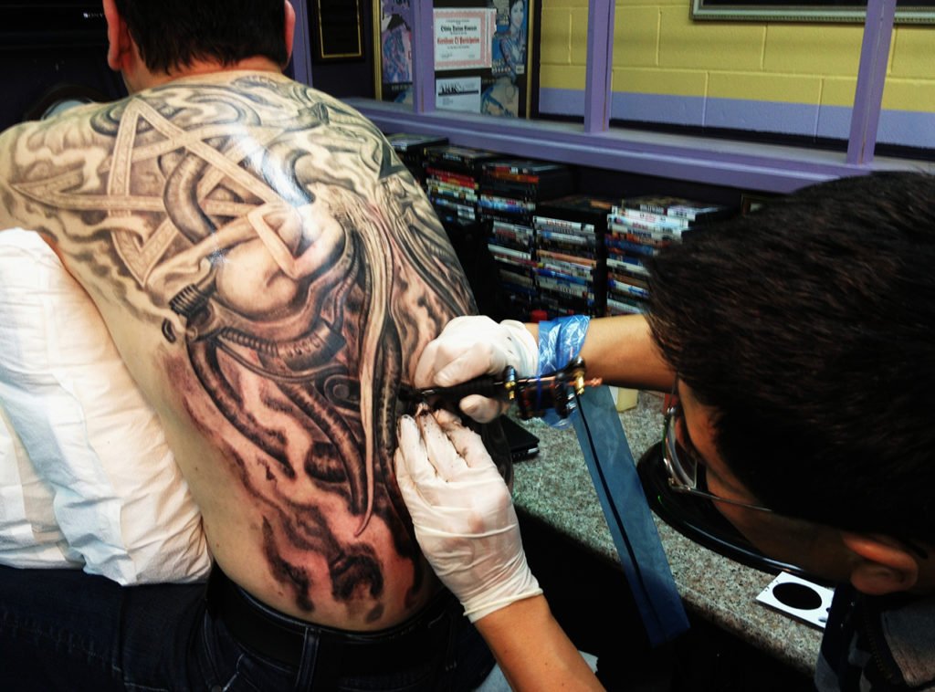 fazendo tattoo 1024x758 - Tattoos: Uma Cultura Nerd Sofisticada