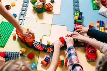 Entre Brinquedos e Teorias: A Revolução Cognitiva de Piaget